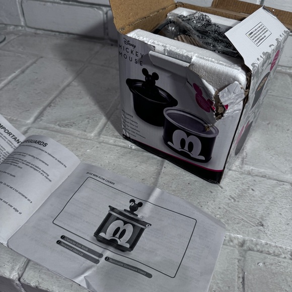 Disney’s Mickey Mouse Mini slow cooker, 20 ounces, new in box - Picture 8 of 13